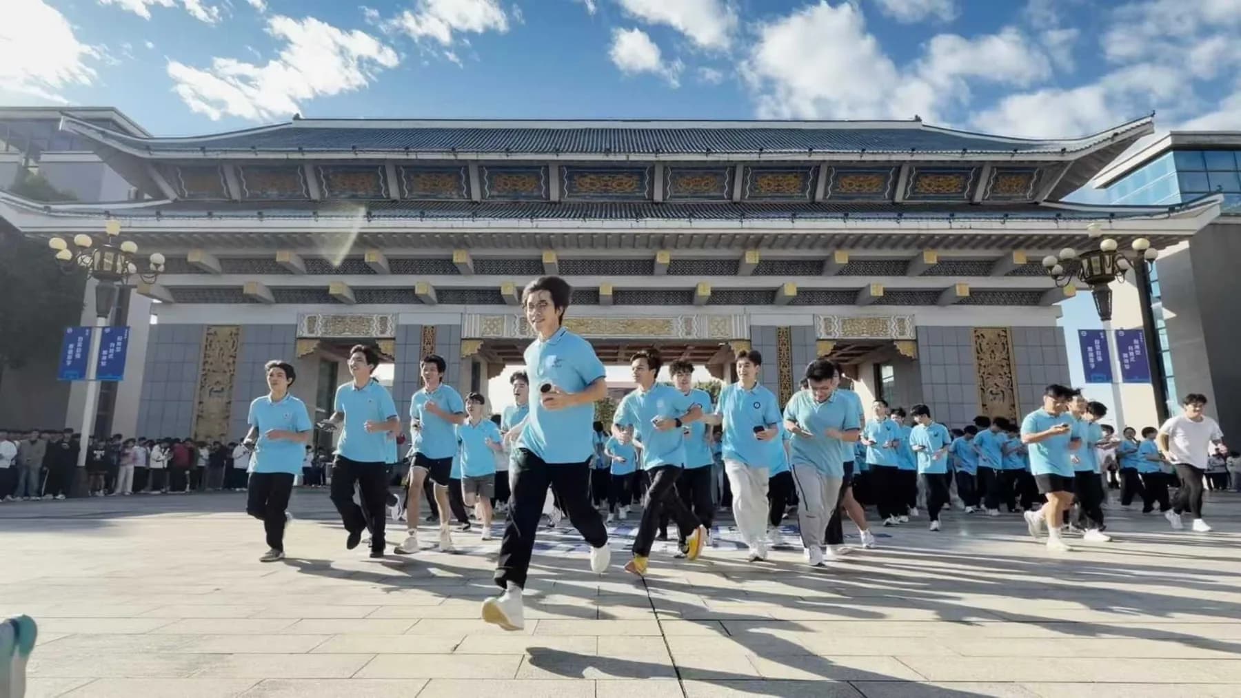 南宁学院“智跑南院”活动,参与者从校园广场出发。